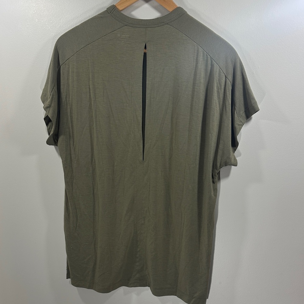 Old Navy Active Woman's Ultralite Go-Dry Olive Green Open Back Workout Tee XS - Picture 6 of 6